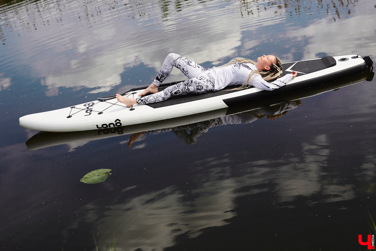 В Суздаль стоит отправиться не только ради архитектурного ансамбля, удачно вписавшегося в панораму города, и известных каждому туристу маршрутов. Он давно готов удивлять нетипичными видами отдыха. Среди прочих вариантов йога на sup-борде и даже игры в водное поло на досках. Мы оценили самые интересные развлечения и готовы вам о них рассказать.