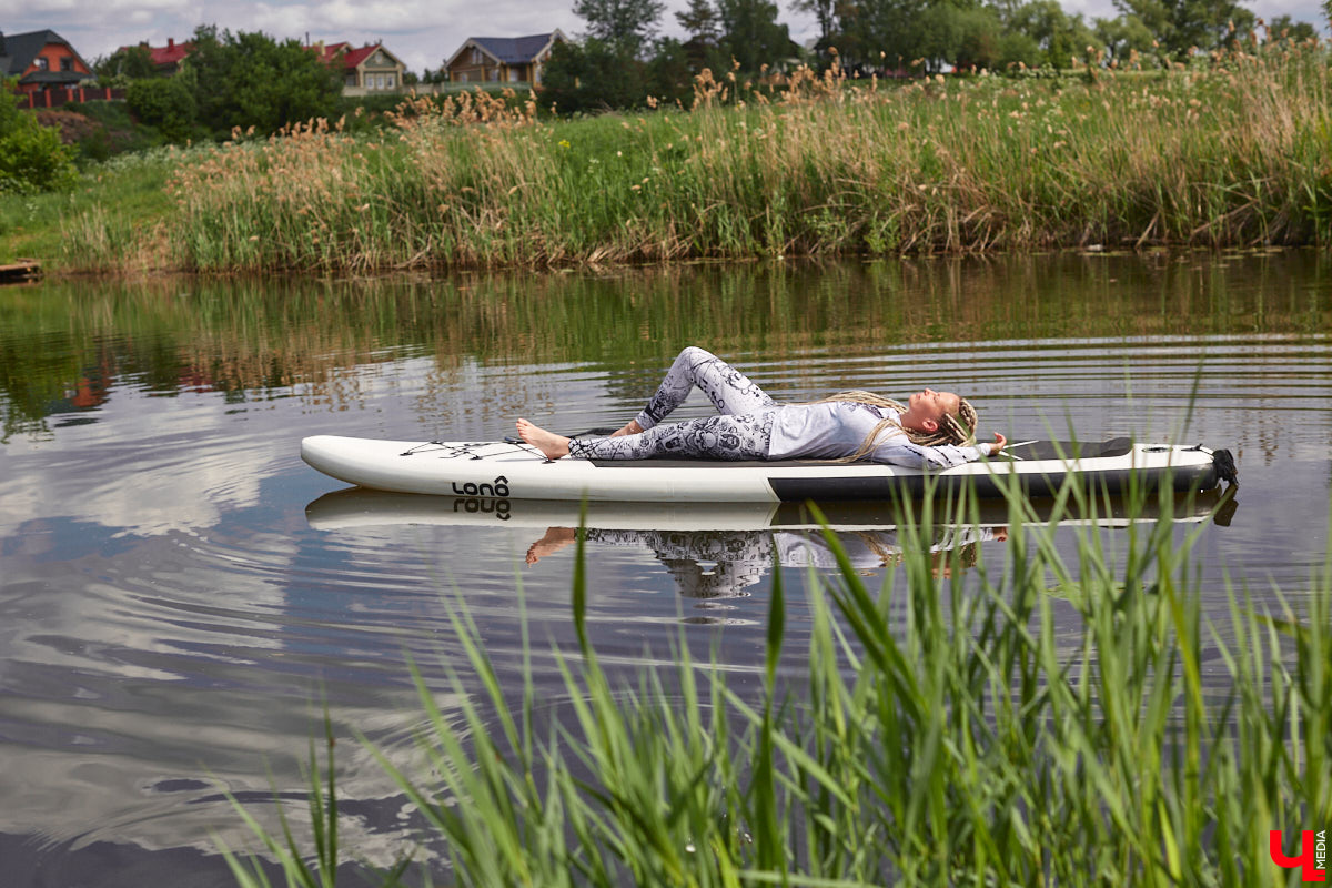 В Суздаль стоит отправиться не только ради архитектурного ансамбля, удачно вписавшегося в панораму города, и известных каждому туристу маршрутов. Он давно готов удивлять нетипичными видами отдыха. Среди прочих вариантов йога на sup-борде и даже игры в водное поло на досках. Мы оценили самые интересные развлечения и готовы вам о них рассказать.
