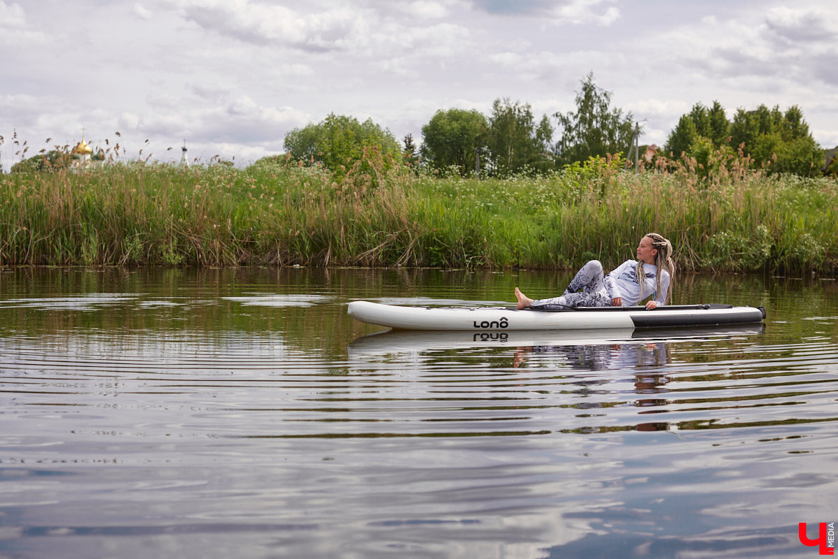 В Суздаль стоит отправиться не только ради архитектурного ансамбля, удачно вписавшегося в панораму города, и известных каждому туристу маршрутов. Он давно готов удивлять нетипичными видами отдыха. Среди прочих вариантов йога на sup-борде и даже игры в водное поло на досках. Мы оценили самые интересные развлечения и готовы вам о них рассказать.