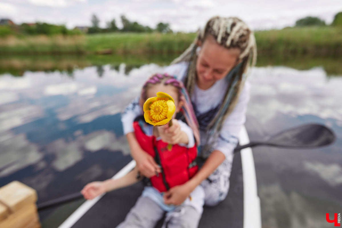 В Суздаль стоит отправиться не только ради архитектурного ансамбля, удачно вписавшегося в панораму города, и известных каждому туристу маршрутов. Он давно готов удивлять нетипичными видами отдыха. Среди прочих вариантов йога на sup-борде и даже игры в водное поло на досках. Мы оценили самые интересные развлечения и готовы вам о них рассказать.