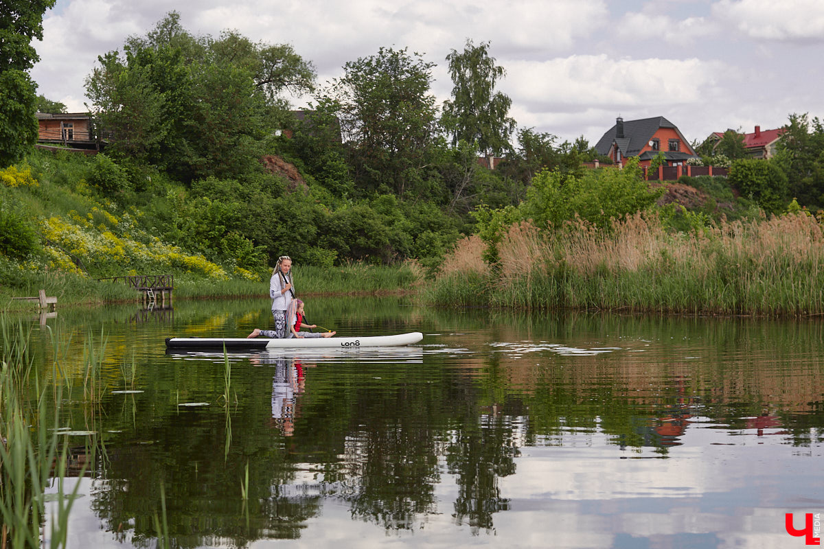 В Суздаль стоит отправиться не только ради архитектурного ансамбля, удачно вписавшегося в панораму города, и известных каждому туристу маршрутов. Он давно готов удивлять нетипичными видами отдыха. Среди прочих вариантов йога на sup-борде и даже игры в водное поло на досках. Мы оценили самые интересные развлечения и готовы вам о них рассказать.