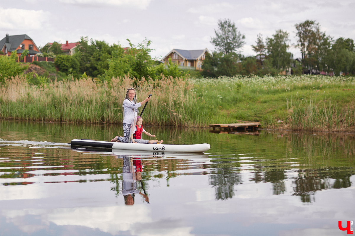 В Суздаль стоит отправиться не только ради архитектурного ансамбля, удачно вписавшегося в панораму города, и известных каждому туристу маршрутов. Он давно готов удивлять нетипичными видами отдыха. Среди прочих вариантов йога на sup-борде и даже игры в водное поло на досках. Мы оценили самые интересные развлечения и готовы вам о них рассказать.