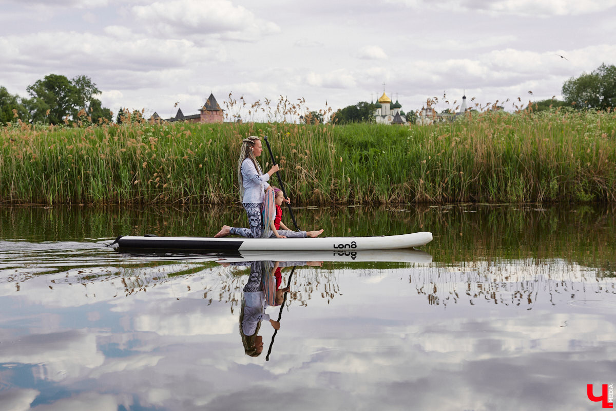 В Суздаль стоит отправиться не только ради архитектурного ансамбля, удачно вписавшегося в панораму города, и известных каждому туристу маршрутов. Он давно готов удивлять нетипичными видами отдыха. Среди прочих вариантов йога на sup-борде и даже игры в водное поло на досках. Мы оценили самые интересные развлечения и готовы вам о них рассказать.