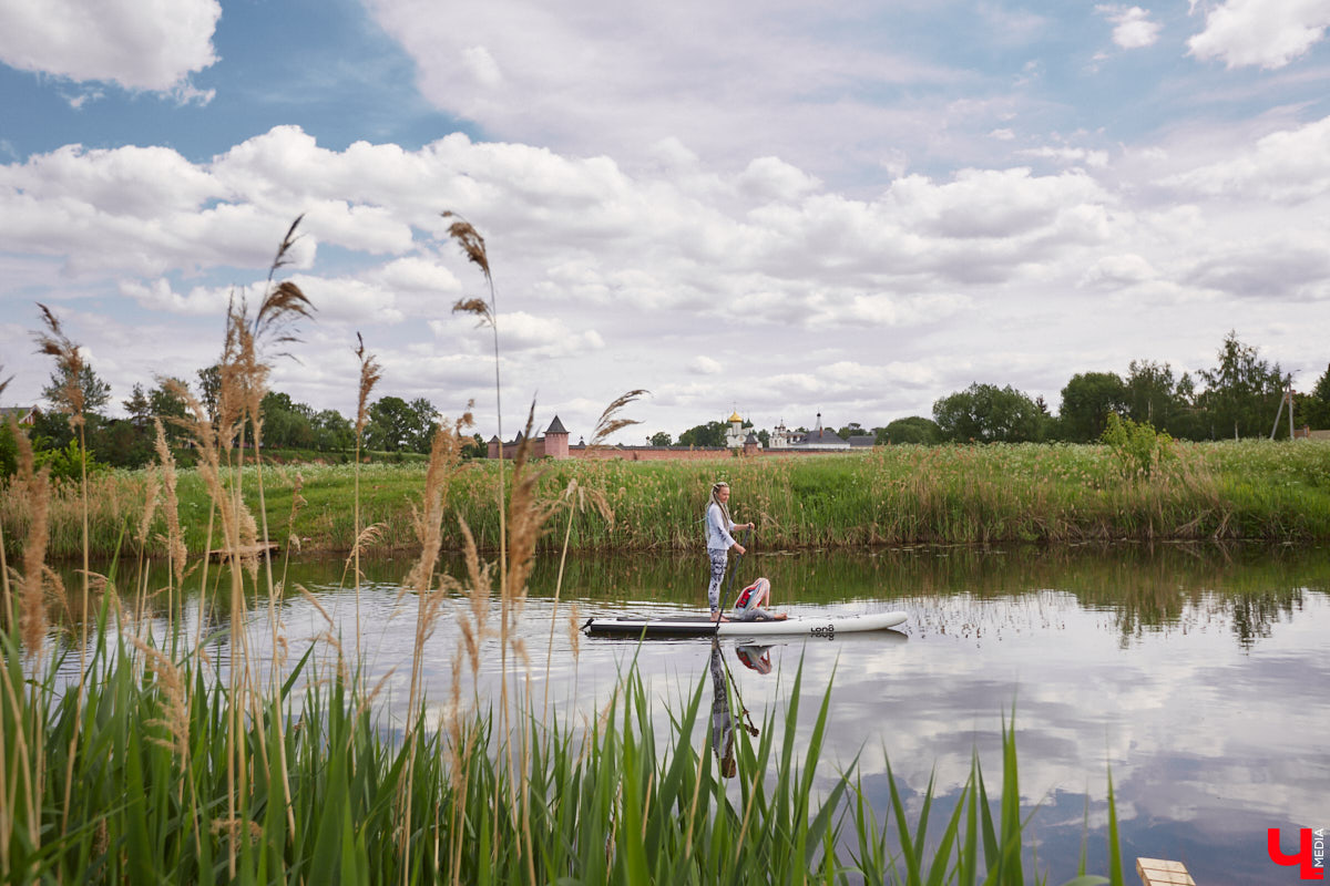 В Суздаль стоит отправиться не только ради архитектурного ансамбля, удачно вписавшегося в панораму города, и известных каждому туристу маршрутов. Он давно готов удивлять нетипичными видами отдыха. Среди прочих вариантов йога на sup-борде и даже игры в водное поло на досках. Мы оценили самые интересные развлечения и готовы вам о них рассказать.
