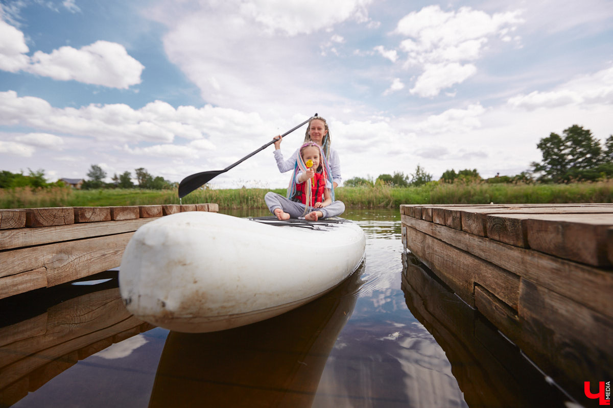 В Суздаль стоит отправиться не только ради архитектурного ансамбля, удачно вписавшегося в панораму города, и известных каждому туристу маршрутов. Он давно готов удивлять нетипичными видами отдыха. Среди прочих вариантов йога на sup-борде и даже игры в водное поло на досках. Мы оценили самые интересные развлечения и готовы вам о них рассказать.