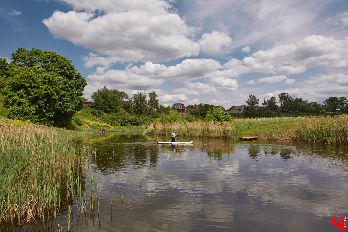 В Суздаль стоит отправиться не только ради архитектурного ансамбля, удачно вписавшегося в панораму города, и известных каждому туристу маршрутов. Он давно готов удивлять нетипичными видами отдыха. Среди прочих вариантов йога на sup-борде и даже игры в водное поло на досках. Мы оценили самые интересные развлечения и готовы вам о них рассказать.