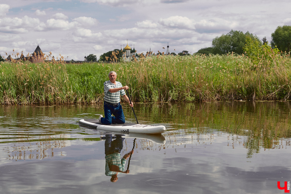 В Суздаль стоит отправиться не только ради архитектурного ансамбля, удачно вписавшегося в панораму города, и известных каждому туристу маршрутов. Он давно готов удивлять нетипичными видами отдыха. Среди прочих вариантов йога на sup-борде и даже игры в водное поло на досках. Мы оценили самые интересные развлечения и готовы вам о них рассказать.