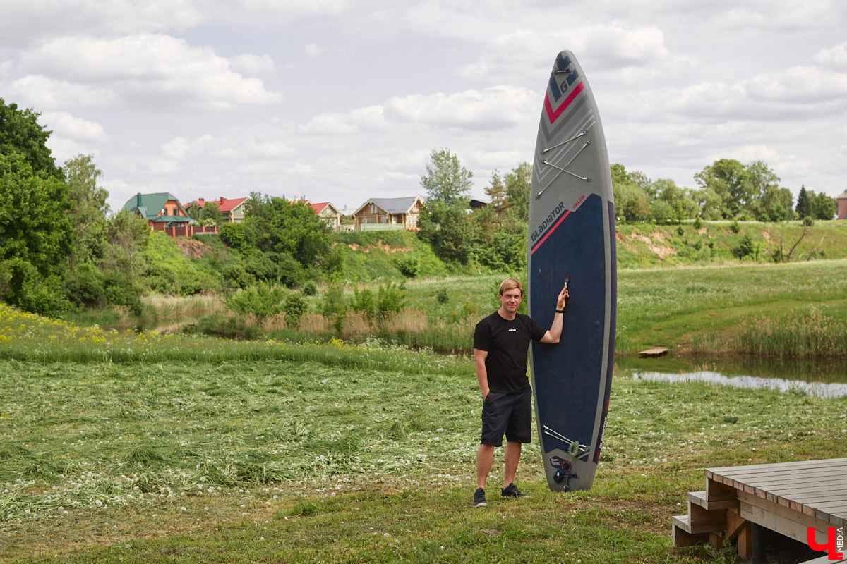 В Суздаль стоит отправиться не только ради архитектурного ансамбля, удачно вписавшегося в панораму города, и известных каждому туристу маршрутов. Он давно готов удивлять нетипичными видами отдыха. Среди прочих вариантов йога на sup-борде и даже игры в водное поло на досках. Мы оценили самые интересные развлечения и готовы вам о них рассказать.