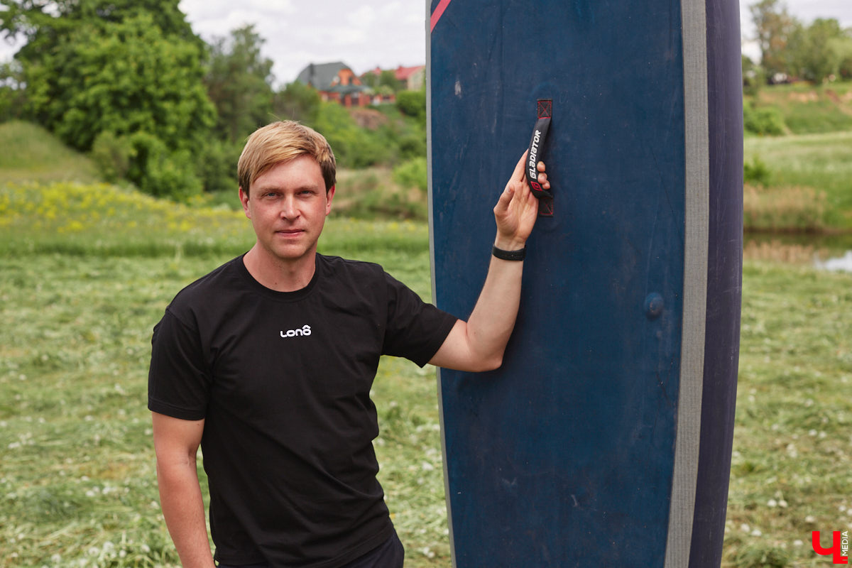 В Суздаль стоит отправиться не только ради архитектурного ансамбля, удачно вписавшегося в панораму города, и известных каждому туристу маршрутов. Он давно готов удивлять нетипичными видами отдыха. Среди прочих вариантов йога на sup-борде и даже игры в водное поло на досках. Мы оценили самые интересные развлечения и готовы вам о них рассказать.