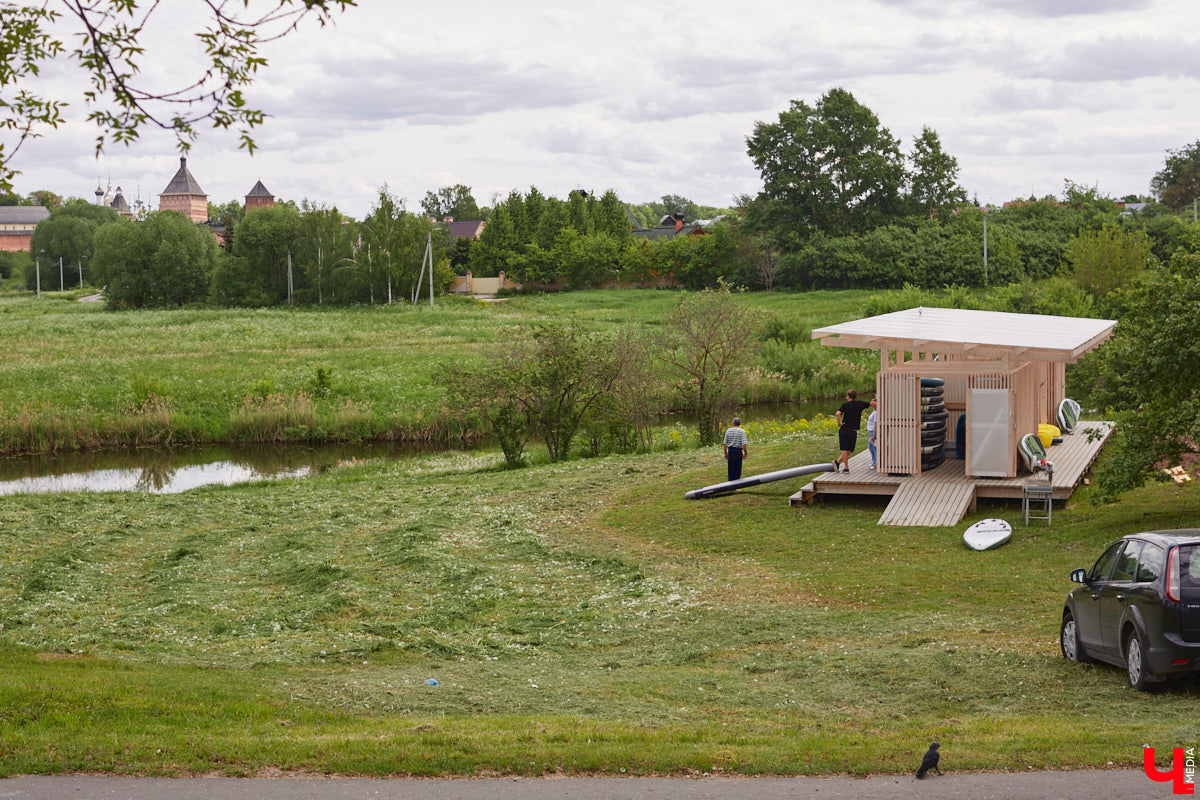 В Суздаль стоит отправиться не только ради архитектурного ансамбля, удачно вписавшегося в панораму города, и известных каждому туристу маршрутов. Он давно готов удивлять нетипичными видами отдыха. Среди прочих вариантов йога на sup-борде и даже игры в водное поло на досках. Мы оценили самые интересные развлечения и готовы вам о них рассказать.