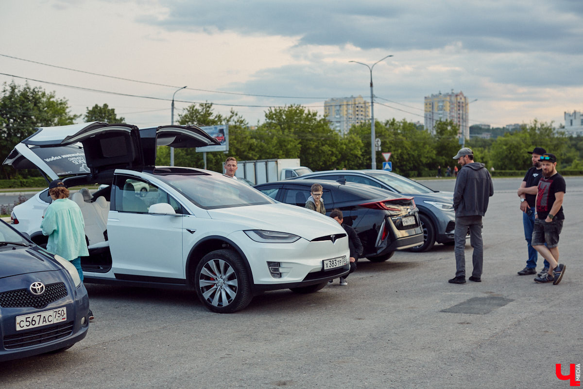 Встречи сразу двух сообществ автомобилистов прошли во Владимире. На площади у Белого дома собрались владельцы электрокаров и гибридов. К ним спонтанно присоединились поклонники ретромашин. Получился своеобразный баттл между будущим и прошлым, вполне дружелюбный и очень эстетичный. «Ключ-Медиа» удалось пообщаться с обеими сторонами и выяснить, в чем плюсы и минусы Tesla, зачем молодым людям старые авто и можно ли из «Запорожца» сделать электромобиль.