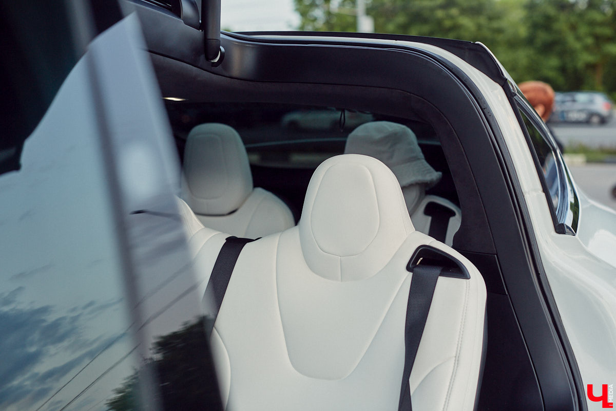 Встречи сразу двух сообществ автомобилистов прошли во Владимире. На площади у Белого дома собрались владельцы электрокаров и гибридов. К ним спонтанно присоединились поклонники ретромашин. Получился своеобразный баттл между будущим и прошлым, вполне дружелюбный и очень эстетичный. «Ключ-Медиа» удалось пообщаться с обеими сторонами и выяснить, в чем плюсы и минусы Tesla, зачем молодым людям старые авто и можно ли из «Запорожца» сделать электромобиль.