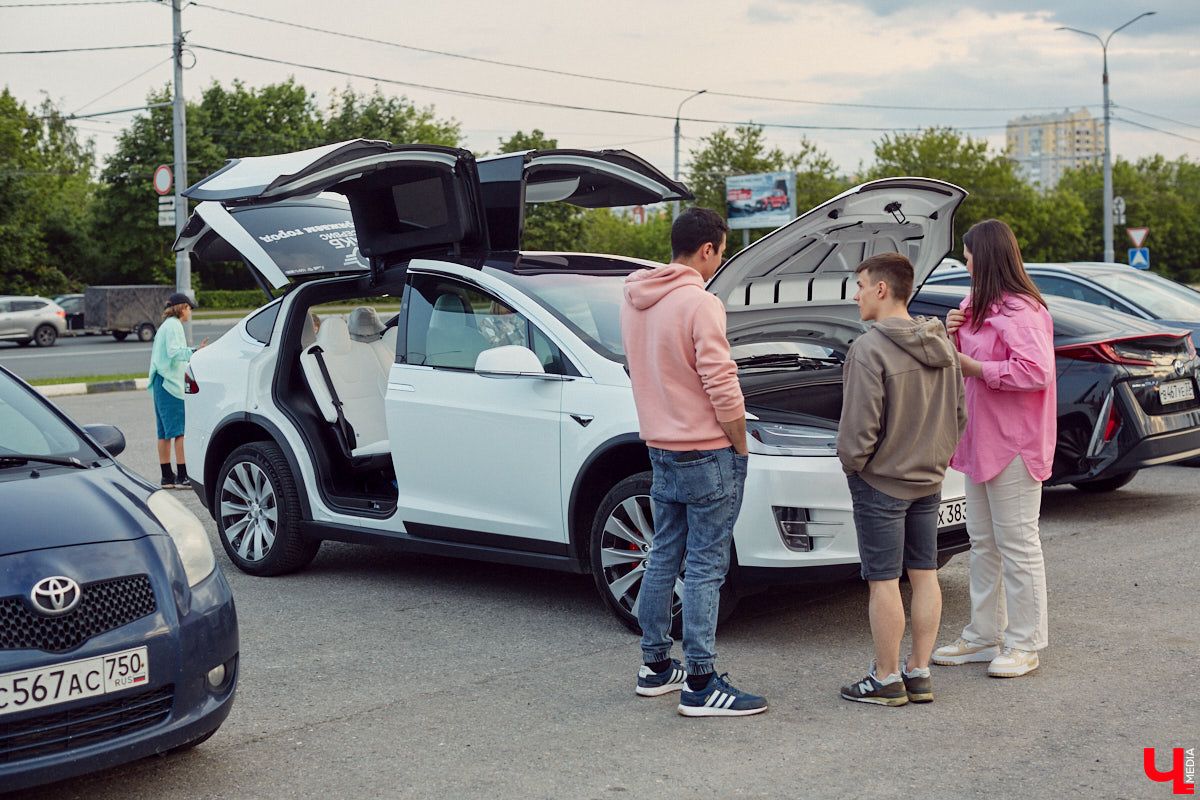 Встречи сразу двух сообществ автомобилистов прошли во Владимире. На площади у Белого дома собрались владельцы электрокаров и гибридов. К ним спонтанно присоединились поклонники ретромашин. Получился своеобразный баттл между будущим и прошлым, вполне дружелюбный и очень эстетичный. «Ключ-Медиа» удалось пообщаться с обеими сторонами и выяснить, в чем плюсы и минусы Tesla, зачем молодым людям старые авто и можно ли из «Запорожца» сделать электромобиль.