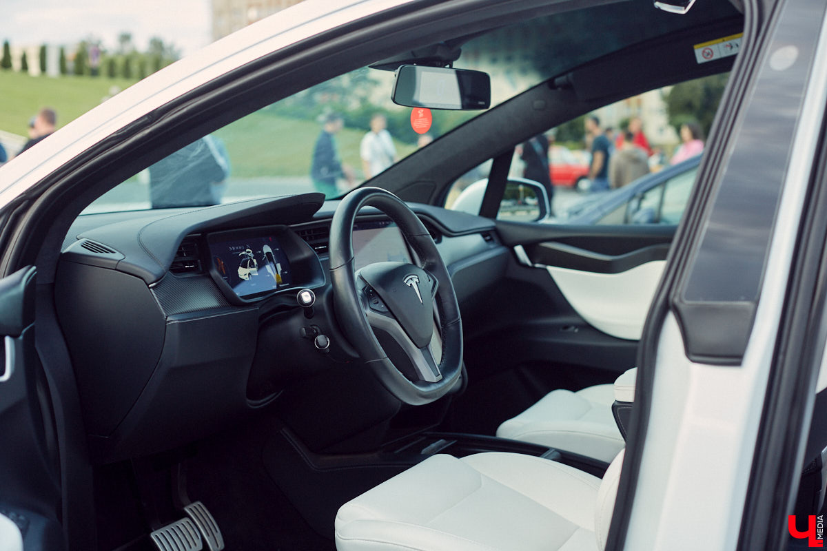 Встречи сразу двух сообществ автомобилистов прошли во Владимире. На площади у Белого дома собрались владельцы электрокаров и гибридов. К ним спонтанно присоединились поклонники ретромашин. Получился своеобразный баттл между будущим и прошлым, вполне дружелюбный и очень эстетичный. «Ключ-Медиа» удалось пообщаться с обеими сторонами и выяснить, в чем плюсы и минусы Tesla, зачем молодым людям старые авто и можно ли из «Запорожца» сделать электромобиль.