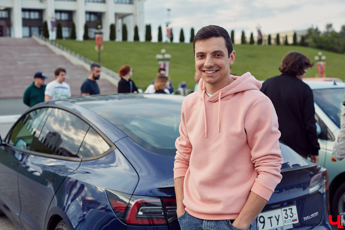 Встречи сразу двух сообществ автомобилистов прошли во Владимире. На площади у Белого дома собрались владельцы электрокаров и гибридов. К ним спонтанно присоединились поклонники ретромашин. Получился своеобразный баттл между будущим и прошлым, вполне дружелюбный и очень эстетичный. «Ключ-Медиа» удалось пообщаться с обеими сторонами и выяснить, в чем плюсы и минусы Tesla, зачем молодым людям старые авто и можно ли из «Запорожца» сделать электромобиль.