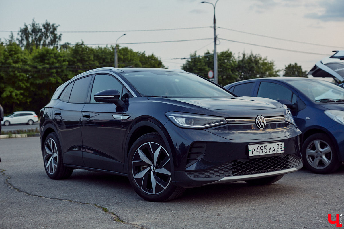 Встречи сразу двух сообществ автомобилистов прошли во Владимире. На площади у Белого дома собрались владельцы электрокаров и гибридов. К ним спонтанно присоединились поклонники ретромашин. Получился своеобразный баттл между будущим и прошлым, вполне дружелюбный и очень эстетичный. «Ключ-Медиа» удалось пообщаться с обеими сторонами и выяснить, в чем плюсы и минусы Tesla, зачем молодым людям старые авто и можно ли из «Запорожца» сделать электромобиль.