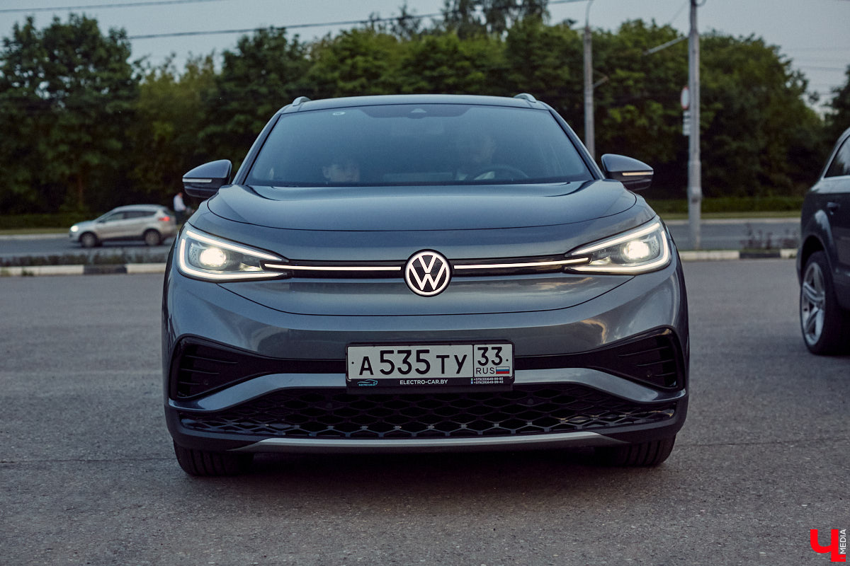 Встречи сразу двух сообществ автомобилистов прошли во Владимире. На площади у Белого дома собрались владельцы электрокаров и гибридов. К ним спонтанно присоединились поклонники ретромашин. Получился своеобразный баттл между будущим и прошлым, вполне дружелюбный и очень эстетичный. «Ключ-Медиа» удалось пообщаться с обеими сторонами и выяснить, в чем плюсы и минусы Tesla, зачем молодым людям старые авто и можно ли из «Запорожца» сделать электромобиль.