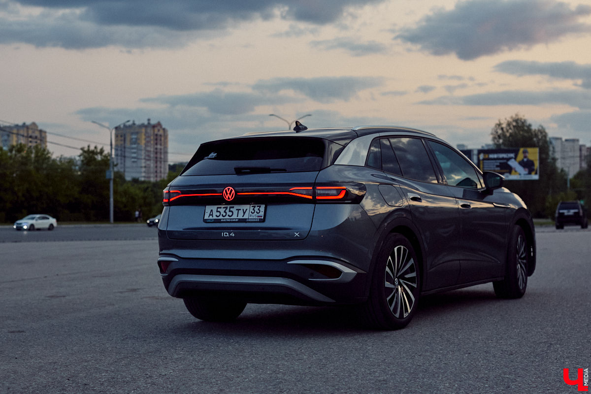 Встречи сразу двух сообществ автомобилистов прошли во Владимире. На площади у Белого дома собрались владельцы электрокаров и гибридов. К ним спонтанно присоединились поклонники ретромашин. Получился своеобразный баттл между будущим и прошлым, вполне дружелюбный и очень эстетичный. «Ключ-Медиа» удалось пообщаться с обеими сторонами и выяснить, в чем плюсы и минусы Tesla, зачем молодым людям старые авто и можно ли из «Запорожца» сделать электромобиль.