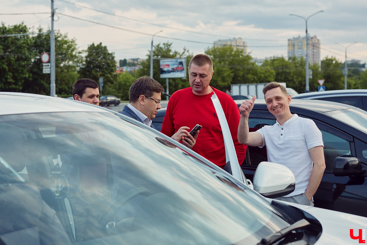 Встречи сразу двух сообществ автомобилистов прошли во Владимире. На площади у Белого дома собрались владельцы электрокаров и гибридов. К ним спонтанно присоединились поклонники ретромашин. Получился своеобразный баттл между будущим и прошлым, вполне дружелюбный и очень эстетичный. «Ключ-Медиа» удалось пообщаться с обеими сторонами и выяснить, в чем плюсы и минусы Tesla, зачем молодым людям старые авто и можно ли из «Запорожца» сделать электромобиль.
