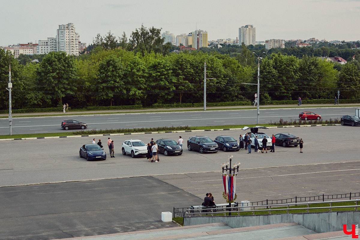 Встречи сразу двух сообществ автомобилистов прошли во Владимире. На площади у Белого дома собрались владельцы электрокаров и гибридов. К ним спонтанно присоединились поклонники ретромашин. Получился своеобразный баттл между будущим и прошлым, вполне дружелюбный и очень эстетичный. «Ключ-Медиа» удалось пообщаться с обеими сторонами и выяснить, в чем плюсы и минусы Tesla, зачем молодым людям старые авто и можно ли из «Запорожца» сделать электромобиль.