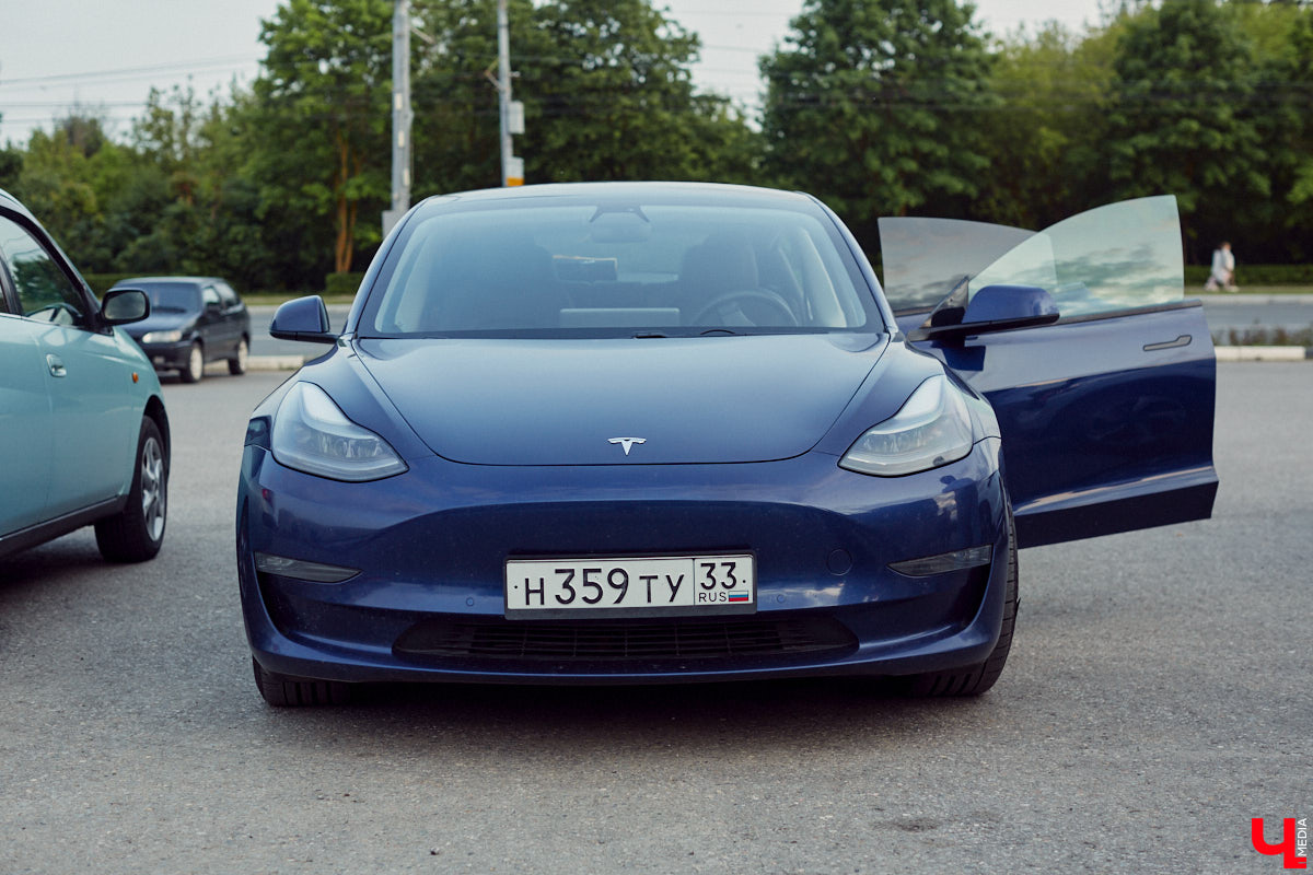 Встречи сразу двух сообществ автомобилистов прошли во Владимире. На площади у Белого дома собрались владельцы электрокаров и гибридов. К ним спонтанно присоединились поклонники ретромашин. Получился своеобразный баттл между будущим и прошлым, вполне дружелюбный и очень эстетичный. «Ключ-Медиа» удалось пообщаться с обеими сторонами и выяснить, в чем плюсы и минусы Tesla, зачем молодым людям старые авто и можно ли из «Запорожца» сделать электромобиль.