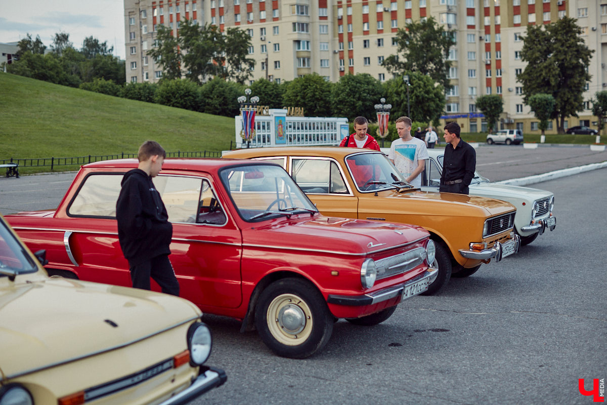 Встречи сразу двух сообществ автомобилистов прошли во Владимире. На площади у Белого дома собрались владельцы электрокаров и гибридов. К ним спонтанно присоединились поклонники ретромашин. Получился своеобразный баттл между будущим и прошлым, вполне дружелюбный и очень эстетичный. «Ключ-Медиа» удалось пообщаться с обеими сторонами и выяснить, в чем плюсы и минусы Tesla, зачем молодым людям старые авто и можно ли из «Запорожца» сделать электромобиль.