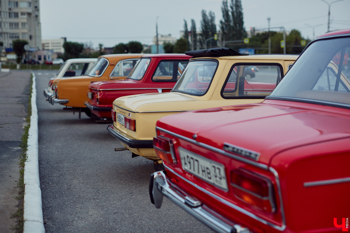 Встречи сразу двух сообществ автомобилистов прошли во Владимире. На площади у Белого дома собрались владельцы электрокаров и гибридов. К ним спонтанно присоединились поклонники ретромашин. Получился своеобразный баттл между будущим и прошлым, вполне дружелюбный и очень эстетичный. «Ключ-Медиа» удалось пообщаться с обеими сторонами и выяснить, в чем плюсы и минусы Tesla, зачем молодым людям старые авто и можно ли из «Запорожца» сделать электромобиль.