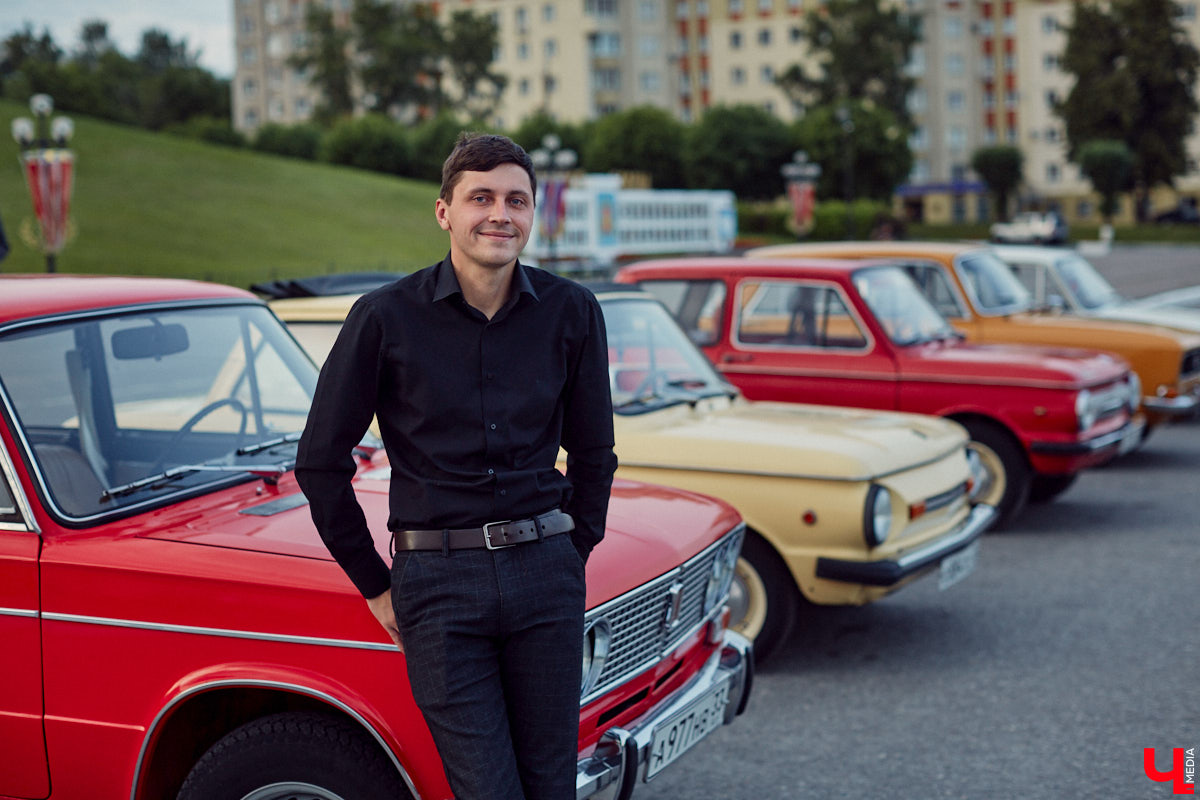 Встречи сразу двух сообществ автомобилистов прошли во Владимире. На площади у Белого дома собрались владельцы электрокаров и гибридов. К ним спонтанно присоединились поклонники ретромашин. Получился своеобразный баттл между будущим и прошлым, вполне дружелюбный и очень эстетичный. «Ключ-Медиа» удалось пообщаться с обеими сторонами и выяснить, в чем плюсы и минусы Tesla, зачем молодым людям старые авто и можно ли из «Запорожца» сделать электромобиль.