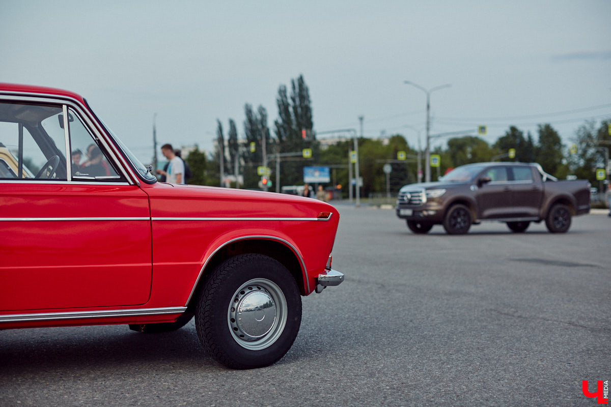 Встречи сразу двух сообществ автомобилистов прошли во Владимире. На площади у Белого дома собрались владельцы электрокаров и гибридов. К ним спонтанно присоединились поклонники ретромашин. Получился своеобразный баттл между будущим и прошлым, вполне дружелюбный и очень эстетичный. «Ключ-Медиа» удалось пообщаться с обеими сторонами и выяснить, в чем плюсы и минусы Tesla, зачем молодым людям старые авто и можно ли из «Запорожца» сделать электромобиль.