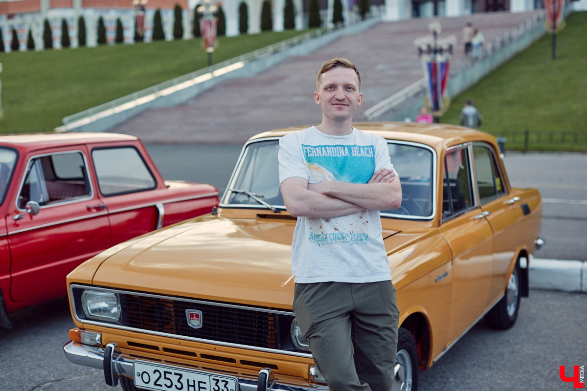 Встречи сразу двух сообществ автомобилистов прошли во Владимире. На площади у Белого дома собрались владельцы электрокаров и гибридов. К ним спонтанно присоединились поклонники ретромашин. Получился своеобразный баттл между будущим и прошлым, вполне дружелюбный и очень эстетичный. «Ключ-Медиа» удалось пообщаться с обеими сторонами и выяснить, в чем плюсы и минусы Tesla, зачем молодым людям старые авто и можно ли из «Запорожца» сделать электромобиль.