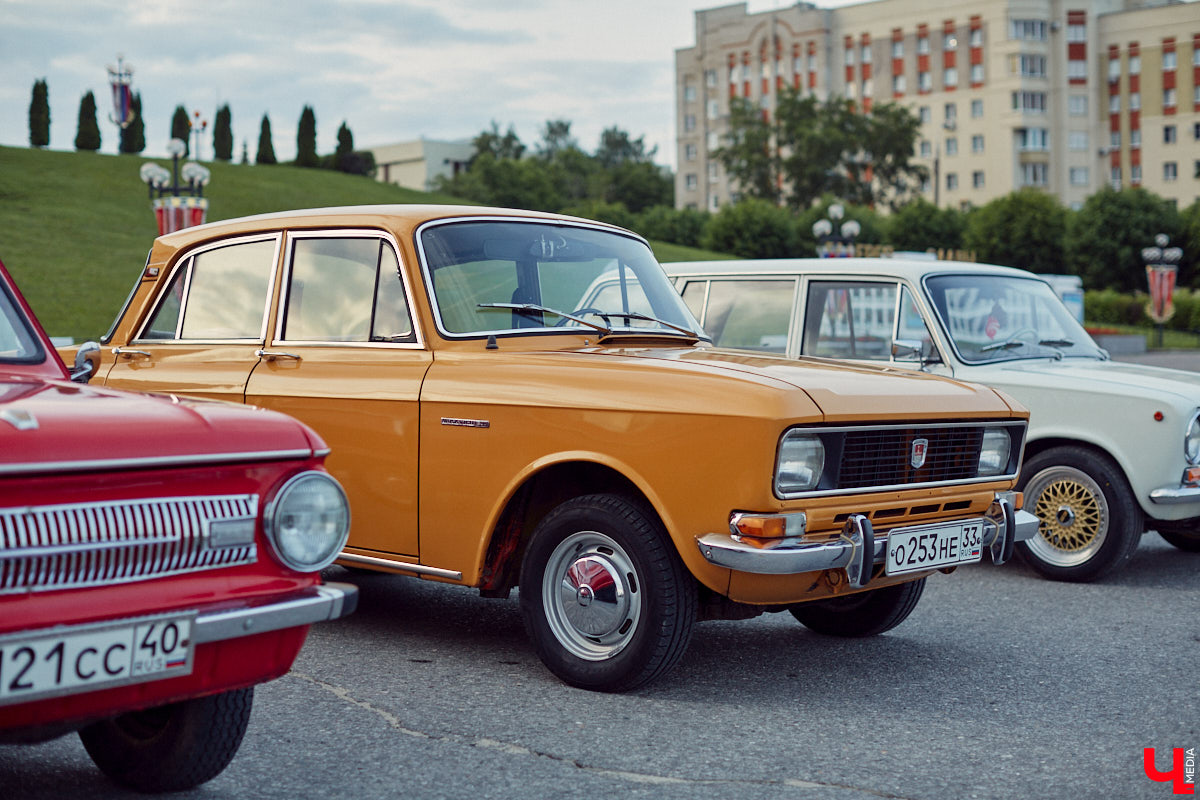 Встречи сразу двух сообществ автомобилистов прошли во Владимире. На площади у Белого дома собрались владельцы электрокаров и гибридов. К ним спонтанно присоединились поклонники ретромашин. Получился своеобразный баттл между будущим и прошлым, вполне дружелюбный и очень эстетичный. «Ключ-Медиа» удалось пообщаться с обеими сторонами и выяснить, в чем плюсы и минусы Tesla, зачем молодым людям старые авто и можно ли из «Запорожца» сделать электромобиль.