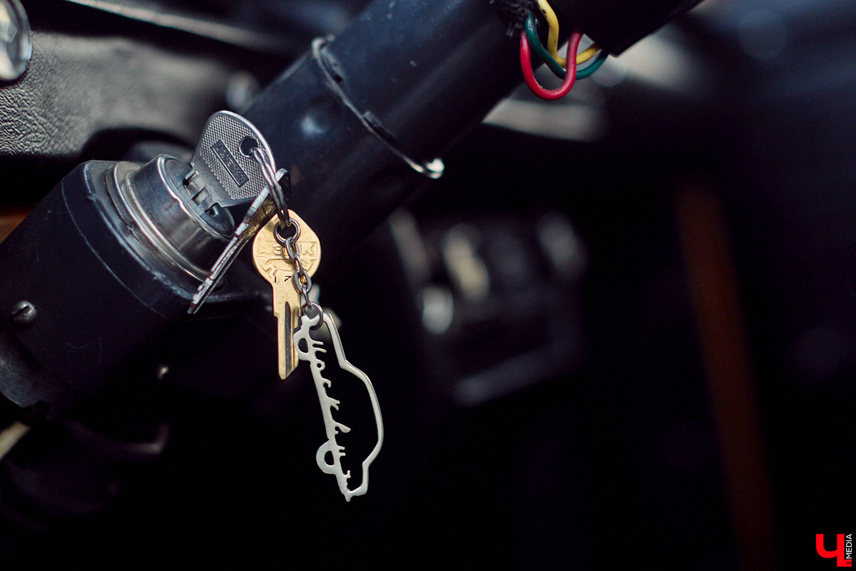 Встречи сразу двух сообществ автомобилистов прошли во Владимире. На площади у Белого дома собрались владельцы электрокаров и гибридов. К ним спонтанно присоединились поклонники ретромашин. Получился своеобразный баттл между будущим и прошлым, вполне дружелюбный и очень эстетичный. «Ключ-Медиа» удалось пообщаться с обеими сторонами и выяснить, в чем плюсы и минусы Tesla, зачем молодым людям старые авто и можно ли из «Запорожца» сделать электромобиль.