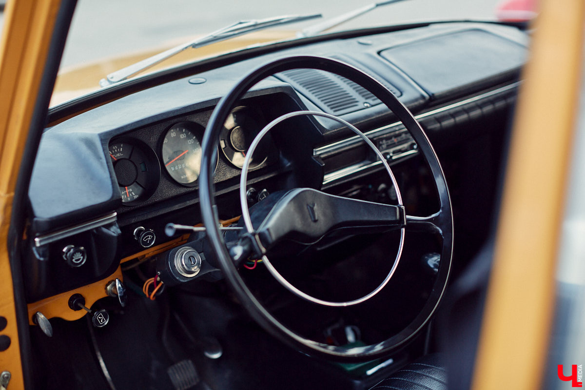 Встречи сразу двух сообществ автомобилистов прошли во Владимире. На площади у Белого дома собрались владельцы электрокаров и гибридов. К ним спонтанно присоединились поклонники ретромашин. Получился своеобразный баттл между будущим и прошлым, вполне дружелюбный и очень эстетичный. «Ключ-Медиа» удалось пообщаться с обеими сторонами и выяснить, в чем плюсы и минусы Tesla, зачем молодым людям старые авто и можно ли из «Запорожца» сделать электромобиль.