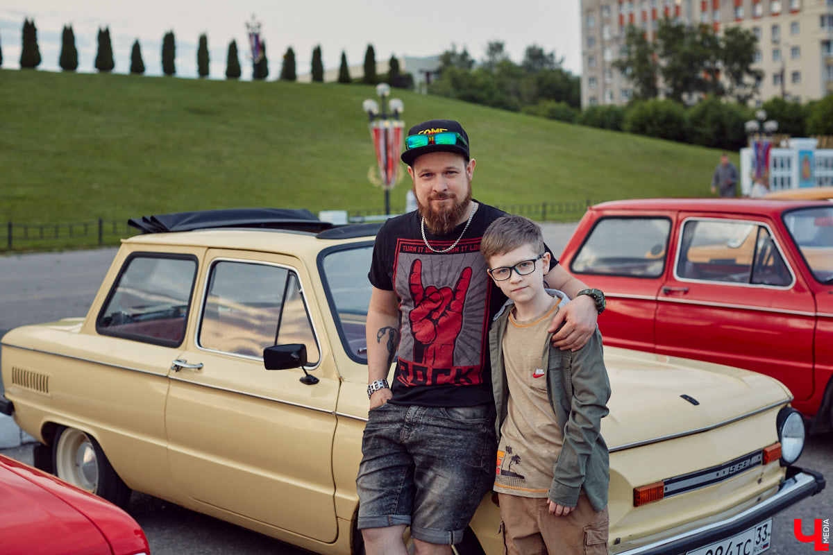 Встречи сразу двух сообществ автомобилистов прошли во Владимире. На площади у Белого дома собрались владельцы электрокаров и гибридов. К ним спонтанно присоединились поклонники ретромашин. Получился своеобразный баттл между будущим и прошлым, вполне дружелюбный и очень эстетичный. «Ключ-Медиа» удалось пообщаться с обеими сторонами и выяснить, в чем плюсы и минусы Tesla, зачем молодым людям старые авто и можно ли из «Запорожца» сделать электромобиль.