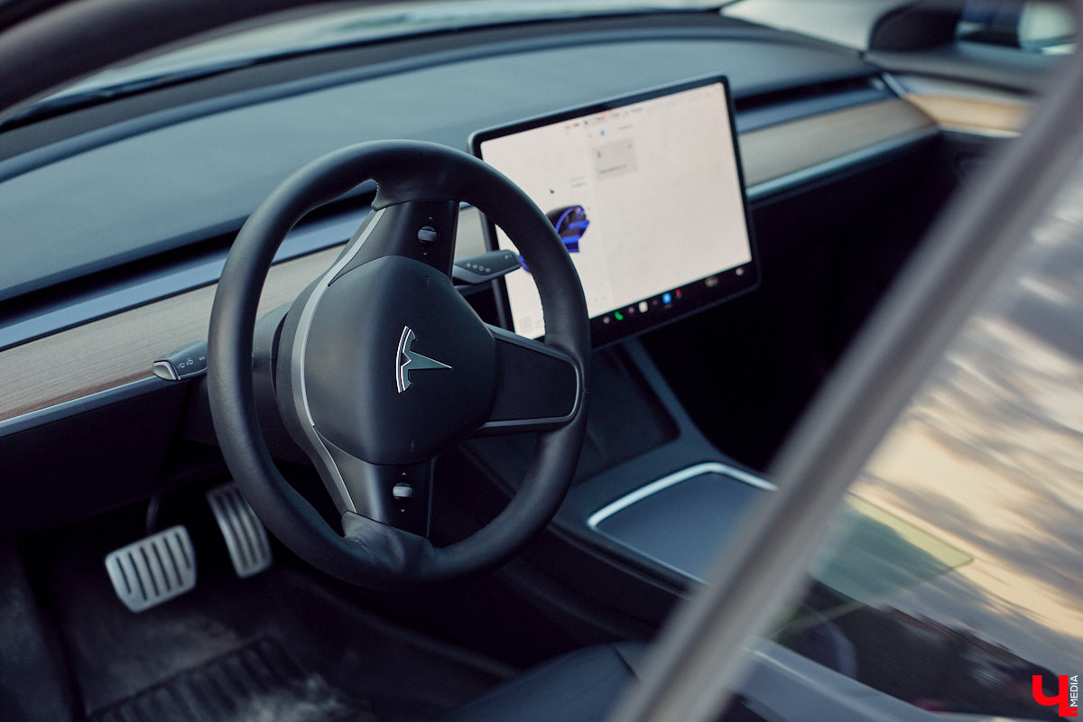 Встречи сразу двух сообществ автомобилистов прошли во Владимире. На площади у Белого дома собрались владельцы электрокаров и гибридов. К ним спонтанно присоединились поклонники ретромашин. Получился своеобразный баттл между будущим и прошлым, вполне дружелюбный и очень эстетичный. «Ключ-Медиа» удалось пообщаться с обеими сторонами и выяснить, в чем плюсы и минусы Tesla, зачем молодым людям старые авто и можно ли из «Запорожца» сделать электромобиль.