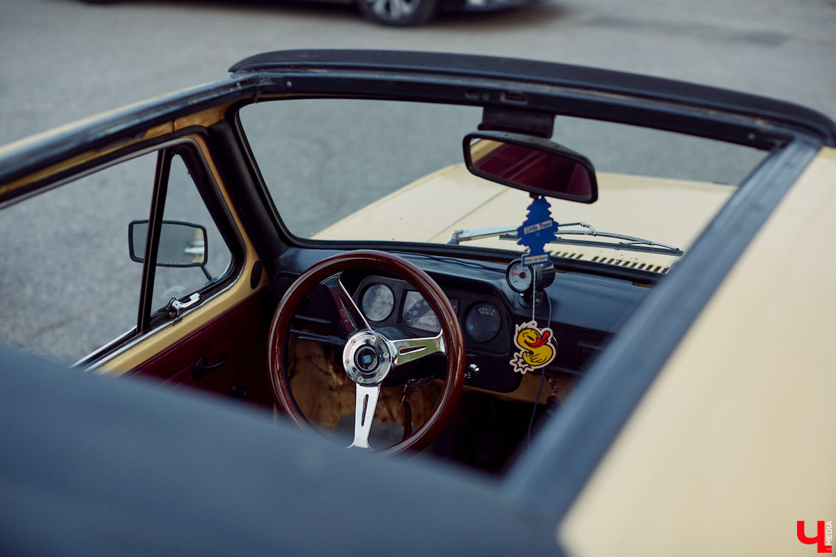 Встречи сразу двух сообществ автомобилистов прошли во Владимире. На площади у Белого дома собрались владельцы электрокаров и гибридов. К ним спонтанно присоединились поклонники ретромашин. Получился своеобразный баттл между будущим и прошлым, вполне дружелюбный и очень эстетичный. «Ключ-Медиа» удалось пообщаться с обеими сторонами и выяснить, в чем плюсы и минусы Tesla, зачем молодым людям старые авто и можно ли из «Запорожца» сделать электромобиль.