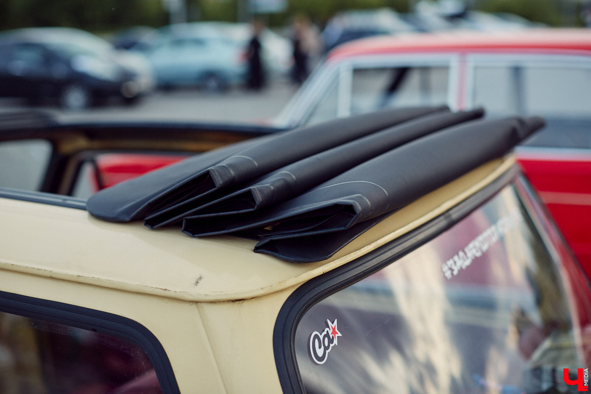 Встречи сразу двух сообществ автомобилистов прошли во Владимире. На площади у Белого дома собрались владельцы электрокаров и гибридов. К ним спонтанно присоединились поклонники ретромашин. Получился своеобразный баттл между будущим и прошлым, вполне дружелюбный и очень эстетичный. «Ключ-Медиа» удалось пообщаться с обеими сторонами и выяснить, в чем плюсы и минусы Tesla, зачем молодым людям старые авто и можно ли из «Запорожца» сделать электромобиль.