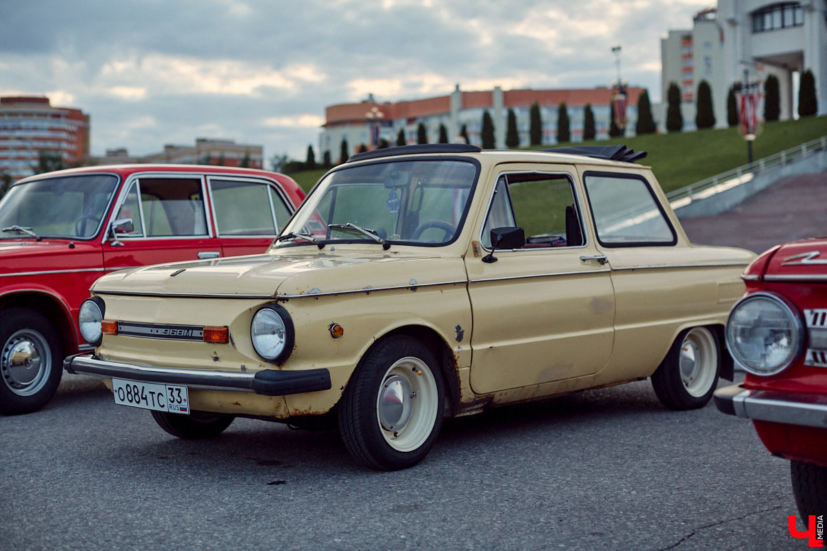 Встречи сразу двух сообществ автомобилистов прошли во Владимире. На площади у Белого дома собрались владельцы электрокаров и гибридов. К ним спонтанно присоединились поклонники ретромашин. Получился своеобразный баттл между будущим и прошлым, вполне дружелюбный и очень эстетичный. «Ключ-Медиа» удалось пообщаться с обеими сторонами и выяснить, в чем плюсы и минусы Tesla, зачем молодым людям старые авто и можно ли из «Запорожца» сделать электромобиль.