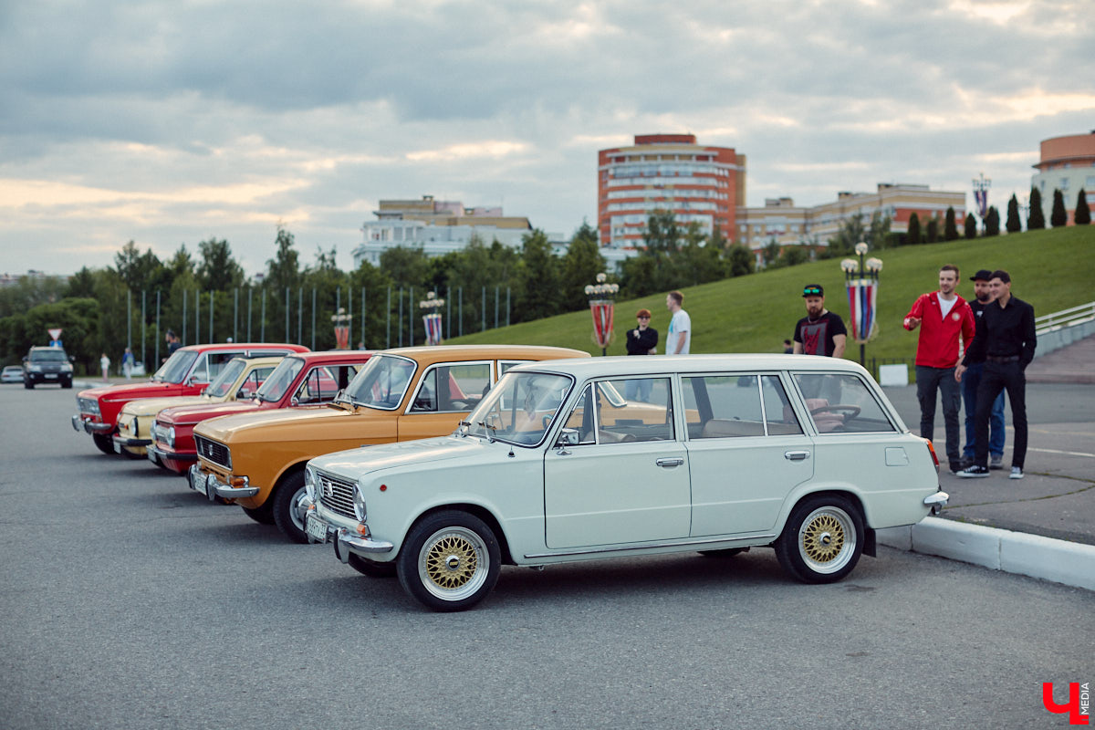 Встречи сразу двух сообществ автомобилистов прошли во Владимире. На площади у Белого дома собрались владельцы электрокаров и гибридов. К ним спонтанно присоединились поклонники ретромашин. Получился своеобразный баттл между будущим и прошлым, вполне дружелюбный и очень эстетичный. «Ключ-Медиа» удалось пообщаться с обеими сторонами и выяснить, в чем плюсы и минусы Tesla, зачем молодым людям старые авто и можно ли из «Запорожца» сделать электромобиль.