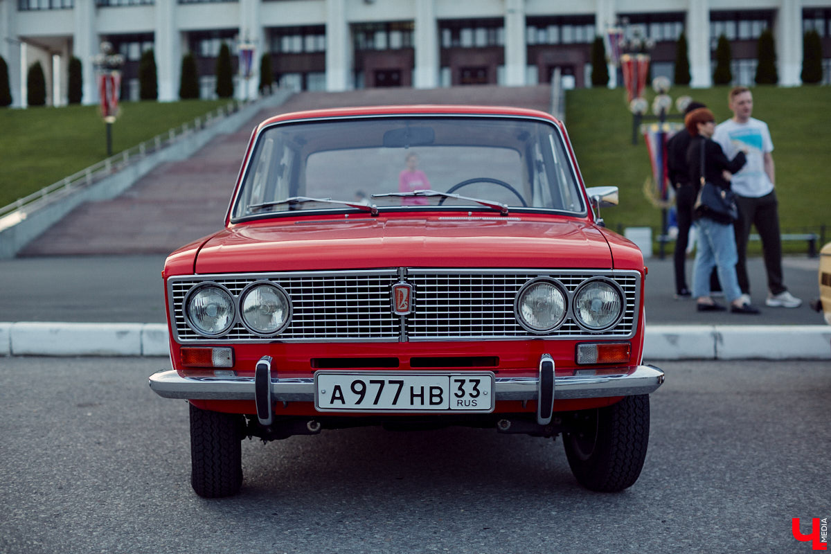 Встречи сразу двух сообществ автомобилистов прошли во Владимире. На площади у Белого дома собрались владельцы электрокаров и гибридов. К ним спонтанно присоединились поклонники ретромашин. Получился своеобразный баттл между будущим и прошлым, вполне дружелюбный и очень эстетичный. «Ключ-Медиа» удалось пообщаться с обеими сторонами и выяснить, в чем плюсы и минусы Tesla, зачем молодым людям старые авто и можно ли из «Запорожца» сделать электромобиль.