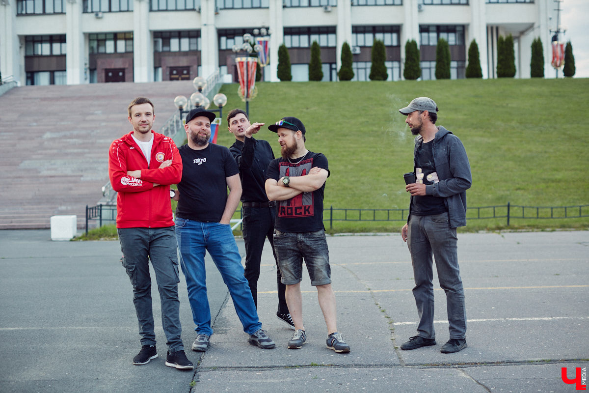 Встречи сразу двух сообществ автомобилистов прошли во Владимире. На площади у Белого дома собрались владельцы электрокаров и гибридов. К ним спонтанно присоединились поклонники ретромашин. Получился своеобразный баттл между будущим и прошлым, вполне дружелюбный и очень эстетичный. «Ключ-Медиа» удалось пообщаться с обеими сторонами и выяснить, в чем плюсы и минусы Tesla, зачем молодым людям старые авто и можно ли из «Запорожца» сделать электромобиль.