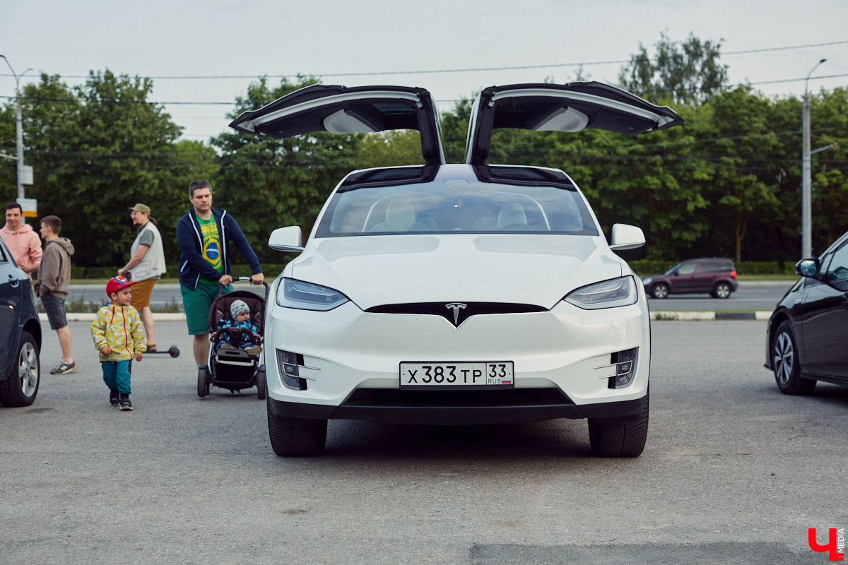 Встречи сразу двух сообществ автомобилистов прошли во Владимире. На площади у Белого дома собрались владельцы электрокаров и гибридов. К ним спонтанно присоединились поклонники ретромашин. Получился своеобразный баттл между будущим и прошлым, вполне дружелюбный и очень эстетичный. «Ключ-Медиа» удалось пообщаться с обеими сторонами и выяснить, в чем плюсы и минусы Tesla, зачем молодым людям старые авто и можно ли из «Запорожца» сделать электромобиль.