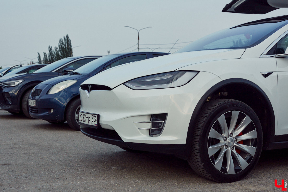 Встречи сразу двух сообществ автомобилистов прошли во Владимире. На площади у Белого дома собрались владельцы электрокаров и гибридов. К ним спонтанно присоединились поклонники ретромашин. Получился своеобразный баттл между будущим и прошлым, вполне дружелюбный и очень эстетичный. «Ключ-Медиа» удалось пообщаться с обеими сторонами и выяснить, в чем плюсы и минусы Tesla, зачем молодым людям старые авто и можно ли из «Запорожца» сделать электромобиль.