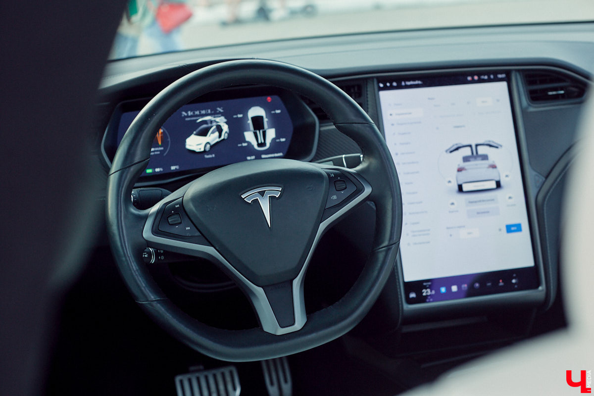 Встречи сразу двух сообществ автомобилистов прошли во Владимире. На площади у Белого дома собрались владельцы электрокаров и гибридов. К ним спонтанно присоединились поклонники ретромашин. Получился своеобразный баттл между будущим и прошлым, вполне дружелюбный и очень эстетичный. «Ключ-Медиа» удалось пообщаться с обеими сторонами и выяснить, в чем плюсы и минусы Tesla, зачем молодым людям старые авто и можно ли из «Запорожца» сделать электромобиль.