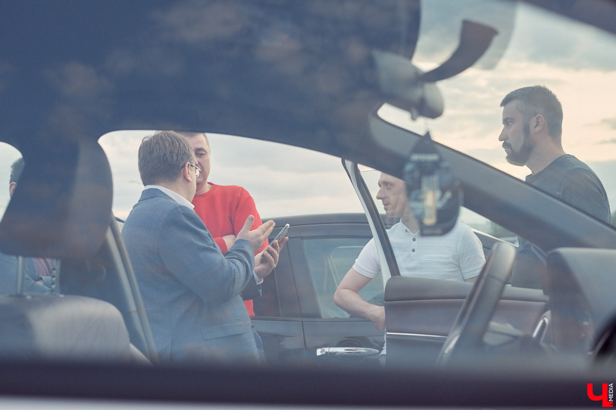 Встречи сразу двух сообществ автомобилистов прошли во Владимире. На площади у Белого дома собрались владельцы электрокаров и гибридов. К ним спонтанно присоединились поклонники ретромашин. Получился своеобразный баттл между будущим и прошлым, вполне дружелюбный и очень эстетичный. «Ключ-Медиа» удалось пообщаться с обеими сторонами и выяснить, в чем плюсы и минусы Tesla, зачем молодым людям старые авто и можно ли из «Запорожца» сделать электромобиль.