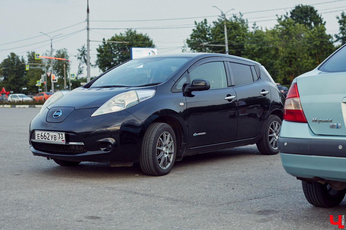 Встречи сразу двух сообществ автомобилистов прошли во Владимире. На площади у Белого дома собрались владельцы электрокаров и гибридов. К ним спонтанно присоединились поклонники ретромашин. Получился своеобразный баттл между будущим и прошлым, вполне дружелюбный и очень эстетичный. «Ключ-Медиа» удалось пообщаться с обеими сторонами и выяснить, в чем плюсы и минусы Tesla, зачем молодым людям старые авто и можно ли из «Запорожца» сделать электромобиль.