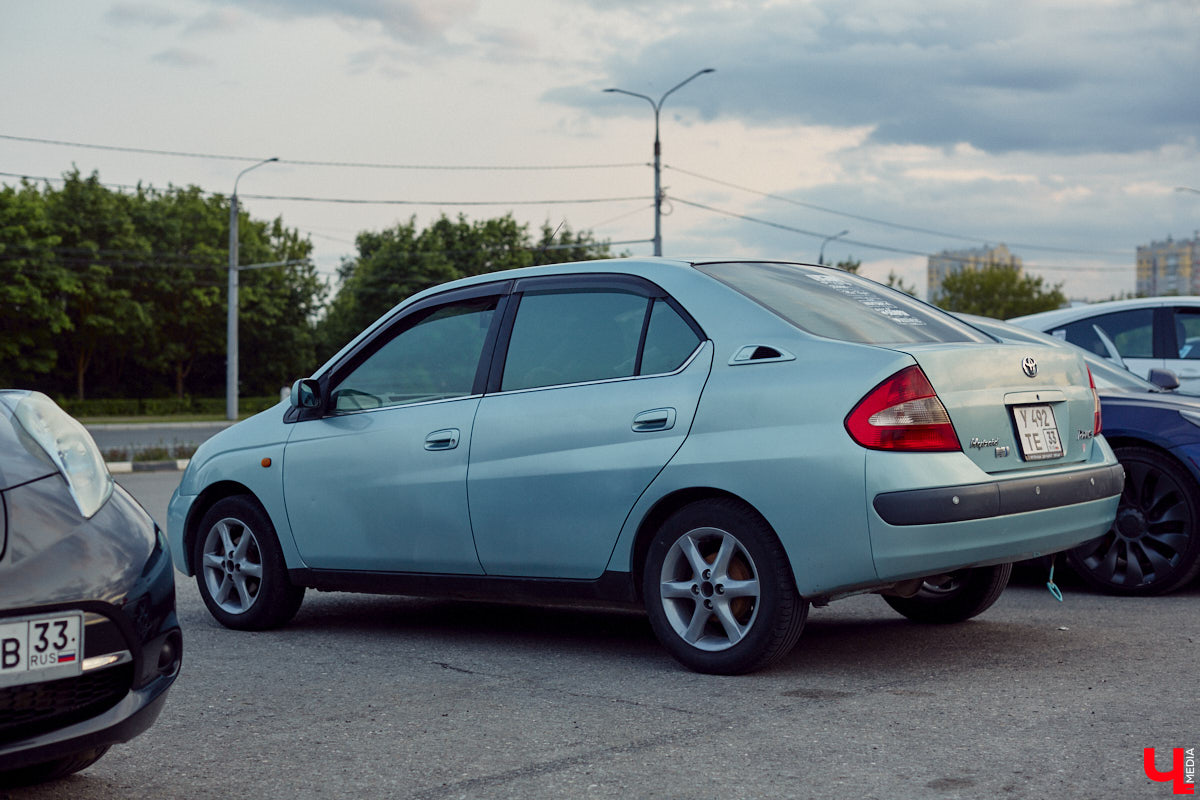 Встречи сразу двух сообществ автомобилистов прошли во Владимире. На площади у Белого дома собрались владельцы электрокаров и гибридов. К ним спонтанно присоединились поклонники ретромашин. Получился своеобразный баттл между будущим и прошлым, вполне дружелюбный и очень эстетичный. «Ключ-Медиа» удалось пообщаться с обеими сторонами и выяснить, в чем плюсы и минусы Tesla, зачем молодым людям старые авто и можно ли из «Запорожца» сделать электромобиль.