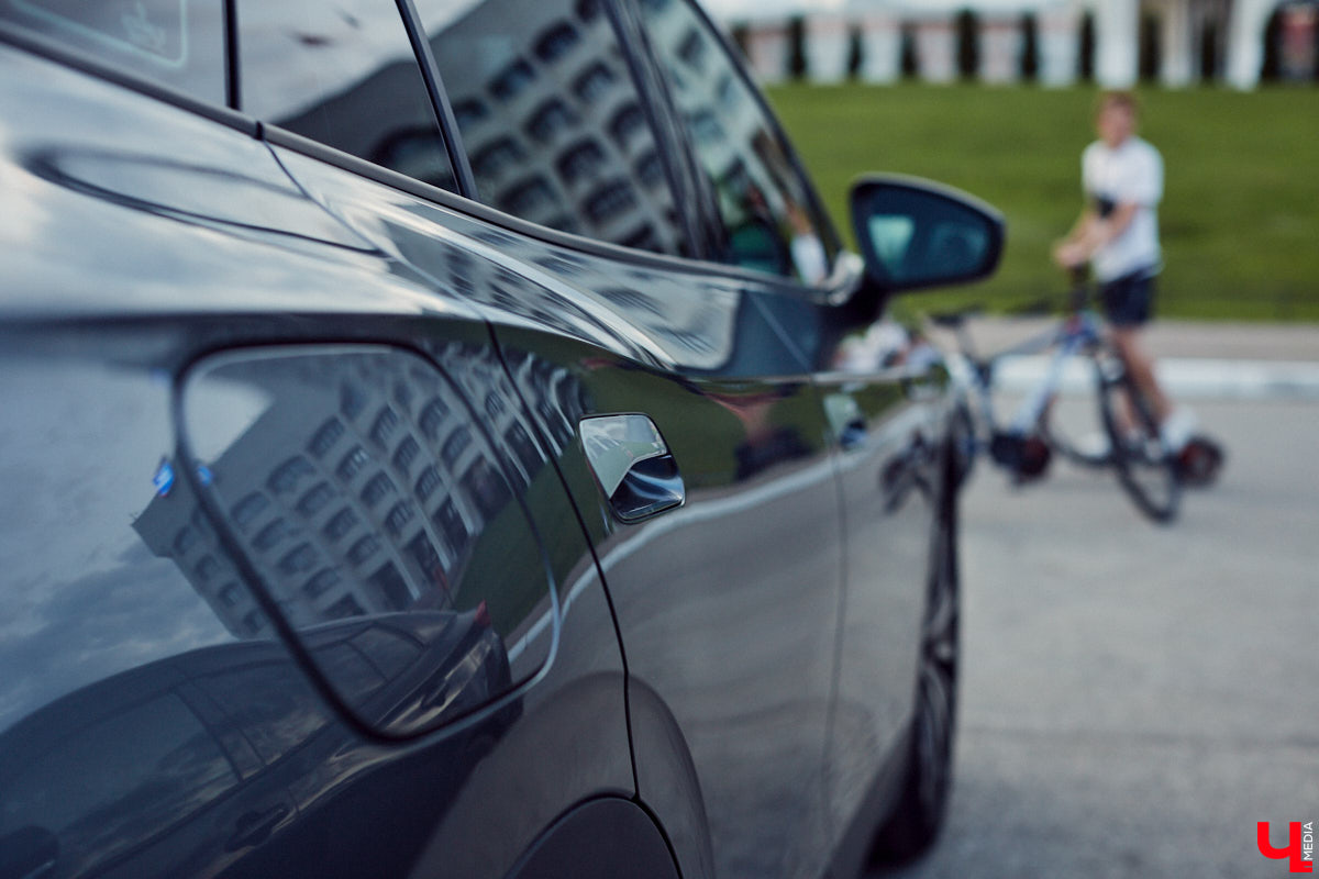 Встречи сразу двух сообществ автомобилистов прошли во Владимире. На площади у Белого дома собрались владельцы электрокаров и гибридов. К ним спонтанно присоединились поклонники ретромашин. Получился своеобразный баттл между будущим и прошлым, вполне дружелюбный и очень эстетичный. «Ключ-Медиа» удалось пообщаться с обеими сторонами и выяснить, в чем плюсы и минусы Tesla, зачем молодым людям старые авто и можно ли из «Запорожца» сделать электромобиль.