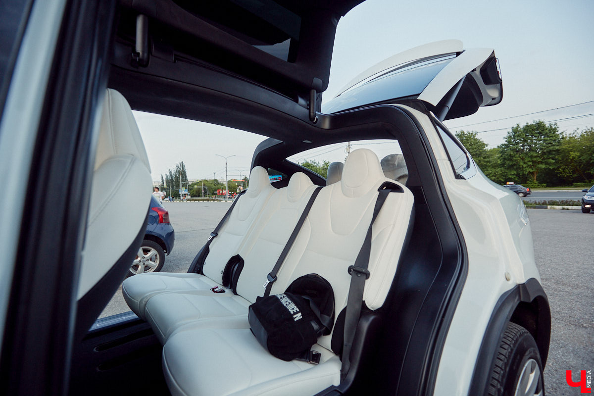 Встречи сразу двух сообществ автомобилистов прошли во Владимире. На площади у Белого дома собрались владельцы электрокаров и гибридов. К ним спонтанно присоединились поклонники ретромашин. Получился своеобразный баттл между будущим и прошлым, вполне дружелюбный и очень эстетичный. «Ключ-Медиа» удалось пообщаться с обеими сторонами и выяснить, в чем плюсы и минусы Tesla, зачем молодым людям старые авто и можно ли из «Запорожца» сделать электромобиль.