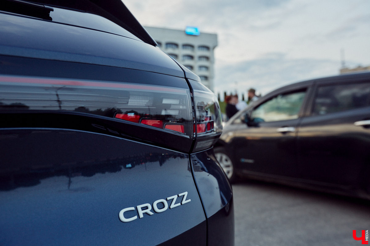 Встречи сразу двух сообществ автомобилистов прошли во Владимире. На площади у Белого дома собрались владельцы электрокаров и гибридов. К ним спонтанно присоединились поклонники ретромашин. Получился своеобразный баттл между будущим и прошлым, вполне дружелюбный и очень эстетичный. «Ключ-Медиа» удалось пообщаться с обеими сторонами и выяснить, в чем плюсы и минусы Tesla, зачем молодым людям старые авто и можно ли из «Запорожца» сделать электромобиль.